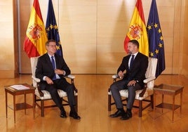 Feijóo y Abascal, durante su reunión en el Congreso para la investidura fallida del líder del PP.