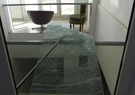 Ventana fracturada para acceder al chalet en el que entró a robar.