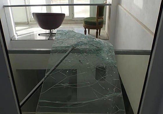 Ventana fracturada para acceder al chalet en el que entró a robar.
