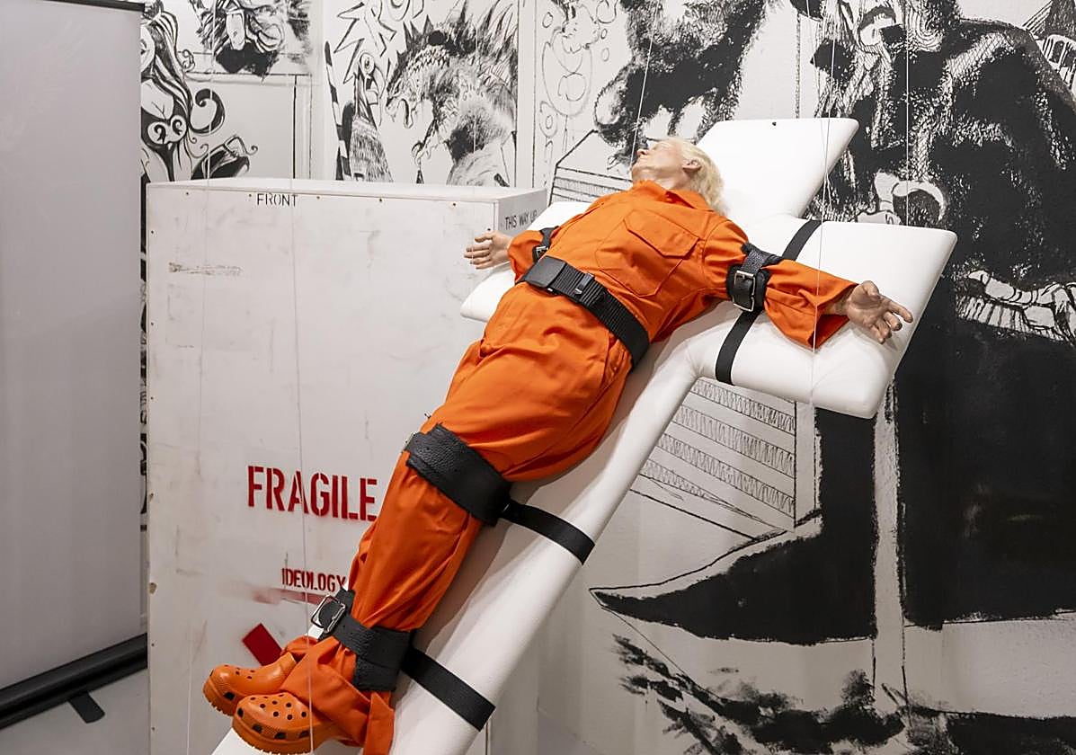A British Artist 'Crucifies' Trump in Basel | TodoAlicante