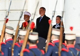 Los Reyes presiden el recibimiento al sultán de Omán en el Palacio Real de Madrid.