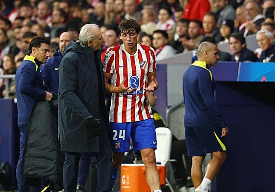 Robin Le Normand se retira, lesionado, acompañado del doctor Óscar Celada, en el partido del Atlético ante el Union Saint-Gilloise.