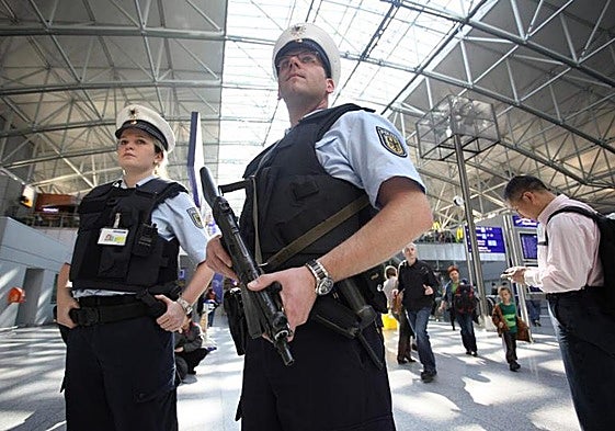 Dos policías alemanes patrullan una estación de tren.