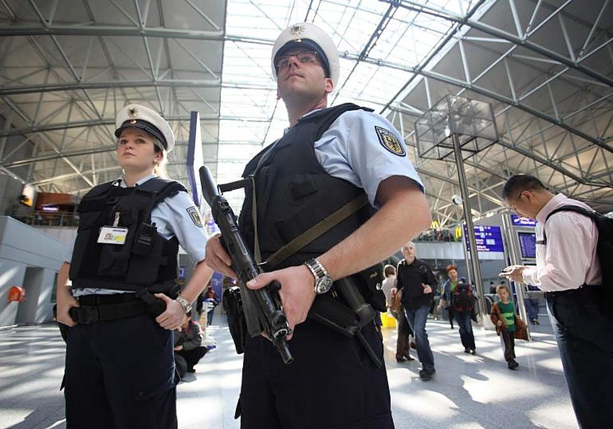 Dos policías alemanes patrullan una estación de tren.