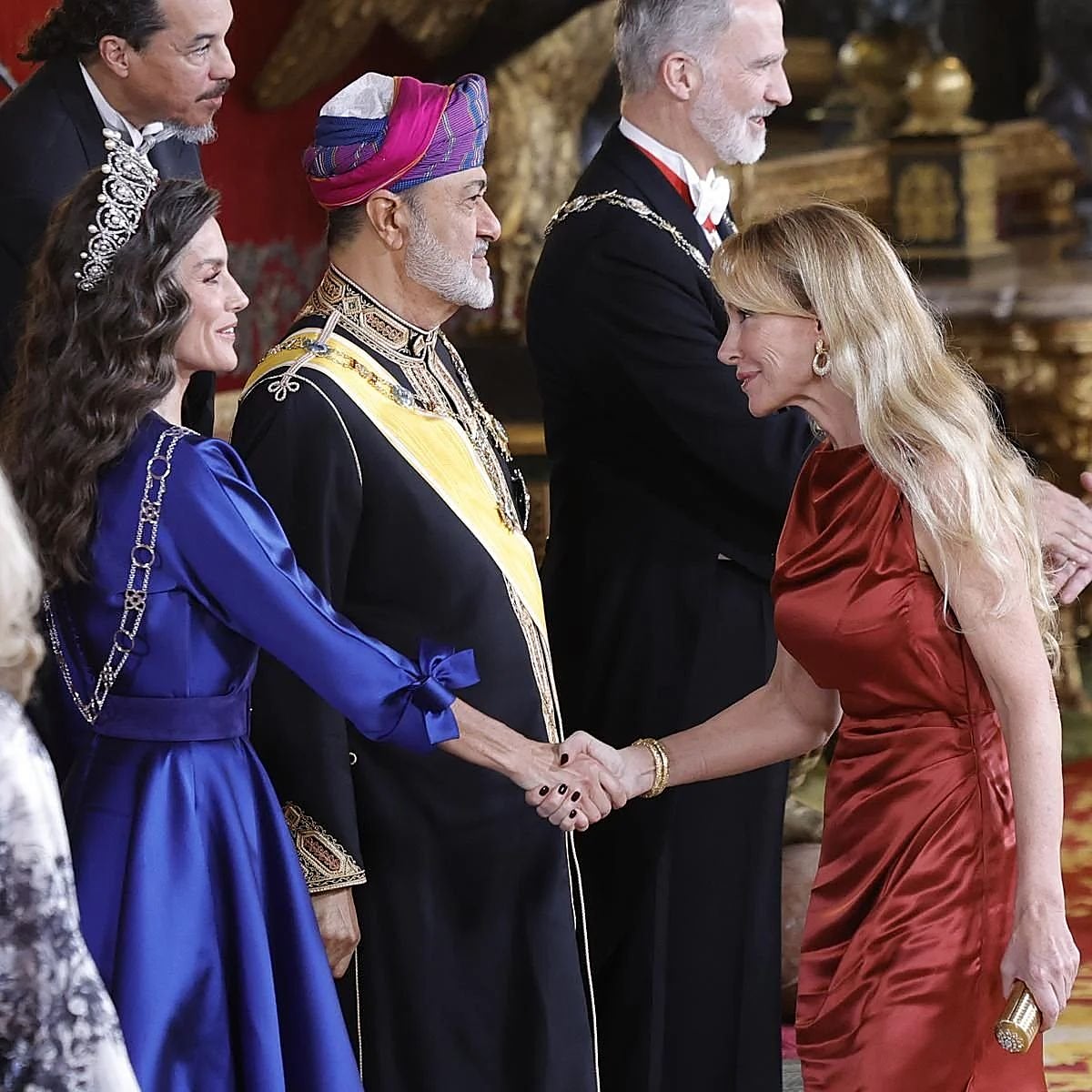 La invitada que eclipsó a Letizia en la cena de gala con el sultán de Omán: por qué Esther Alcocer ignoró la etiqueta