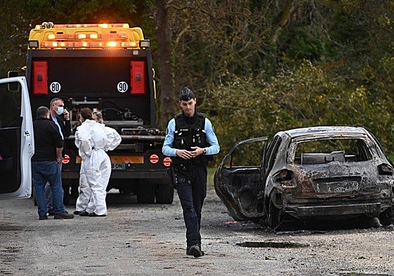 Agentes inspeccionan la zona de la isla francesa de Oléron donde se encontró ayer un coche calcinado tras un atropello masivo.