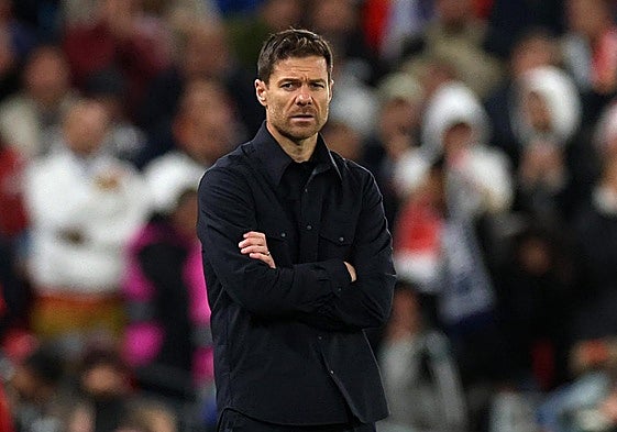 Xabi Alonso, con cara de circunstancias en Anfield.