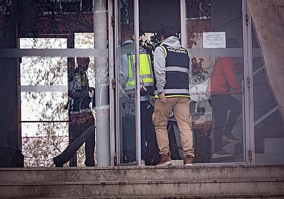 UDEF de Policía Nacional en el registro en la sede la Policía Local de Granada en la Huerta del Rasillo.