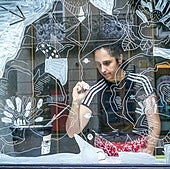 La ilustradora vitoriana intervino un escaparate en la calle Dato este julio.