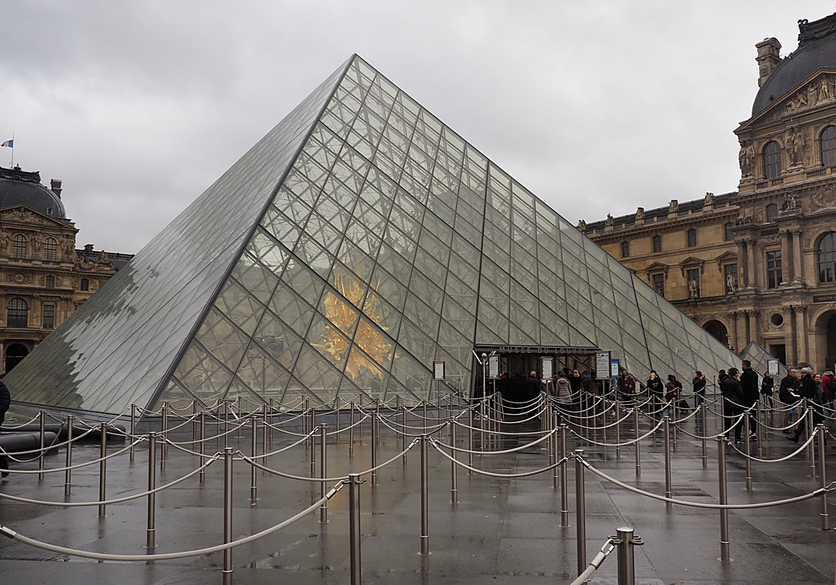 Vista exterior del museo del Louvre