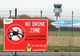 Un cartel avisa de la prohibición de volar drones cerca del aeropuerto de Zaventem, en Bruselas.