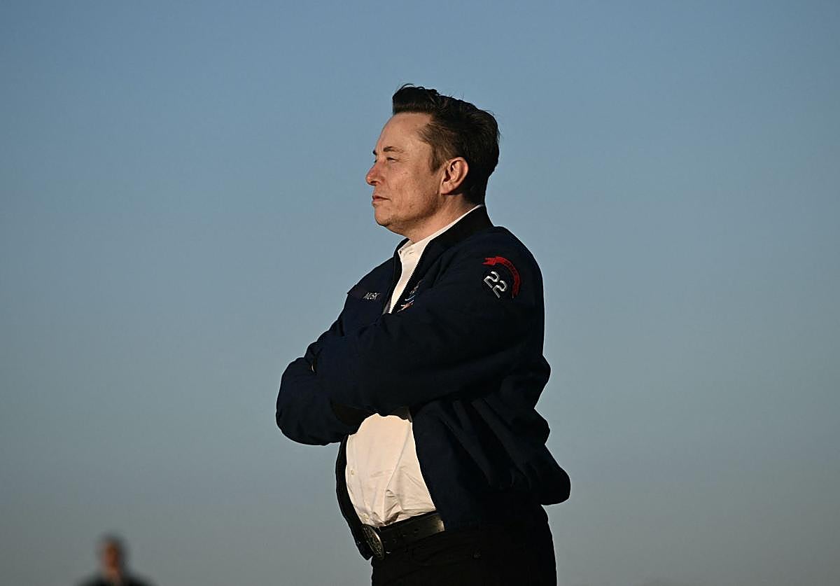 The magnate Elon Musk at Morristown Airport (New Jersey) for a promotional event.