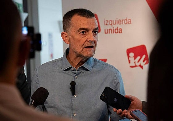 El líder de IU, Antonio Maíllo, atiende este jueves a los medios en Madrid.