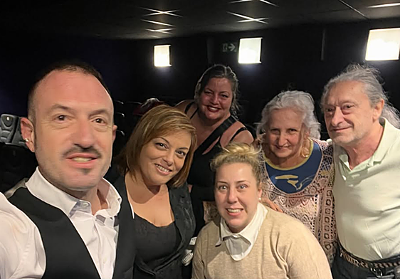 Alex 0'Dogherty con las cinco personas que aparecieron en su espectáculo.