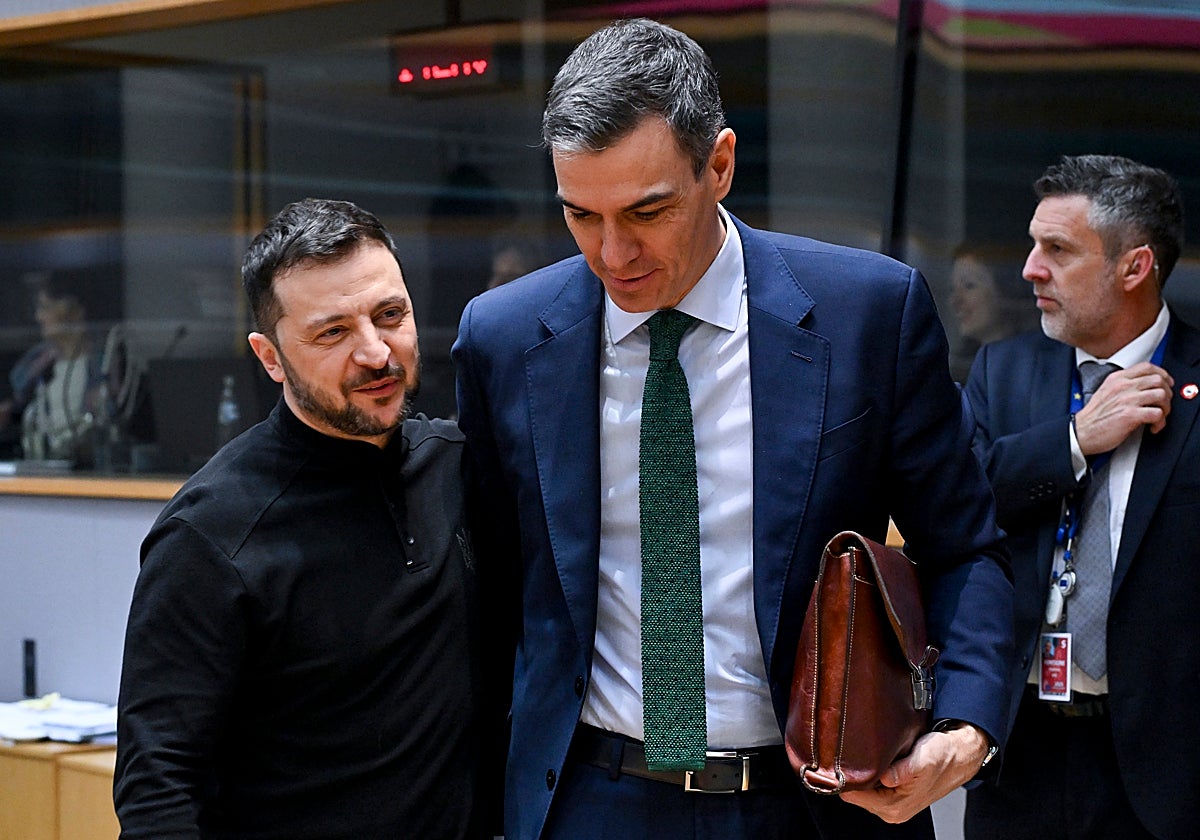 Pedro Sánchez y Volodimir Zelenski conversan durante la reunión extraordinaria del Consejo Europeo en Bruselas el pasado 6 de marzo