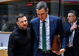 Pedro Sánchez y Volodimir Zelenski conversan durante la reunión extraordinaria del Consejo Europeo en Bruselas el pasado 6 de marzo