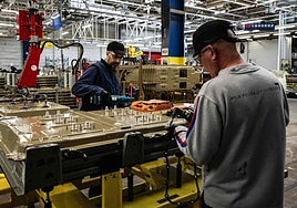 Operarios de Stellantis ensamblan celdas de una batería CATL