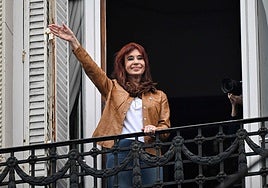 Cristina Kirchner saluda desde su casa, donde cumple seis años de prisión.