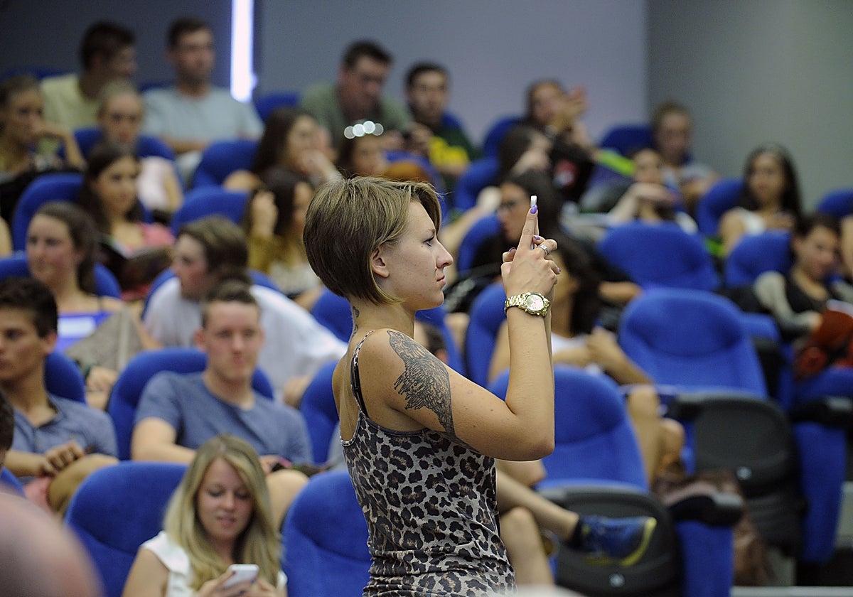 Estudiantes de intercambio Erasmus durante el acto de recepción en una universidad española.