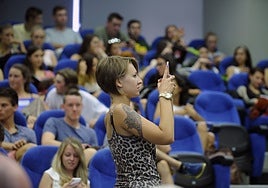 Estudiantes de intercambio Erasmus durante el acto de recepción en una universidad española.