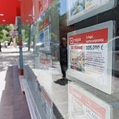 Un escaparate de una inmobiliaria.