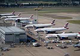 Aviones de British Airways se ven estacionados en la pista del aeropuerto de Heathrow el 13 de junio de 2021