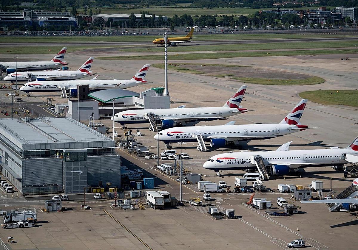 Aviones de British Airways se ven estacionados en la pista del aeropuerto de Heathrow el 13 de junio de 2021