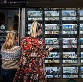 Anuncios de viviendas en una inmobiliaria.