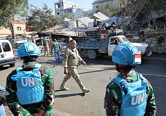 Soldados de Naciones Unidas observan los escombros en la aldea libanesa de Et Taybeh tras el ataque israelí del jueves.