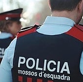 Dos agentes de los Mossos d'esquadra.