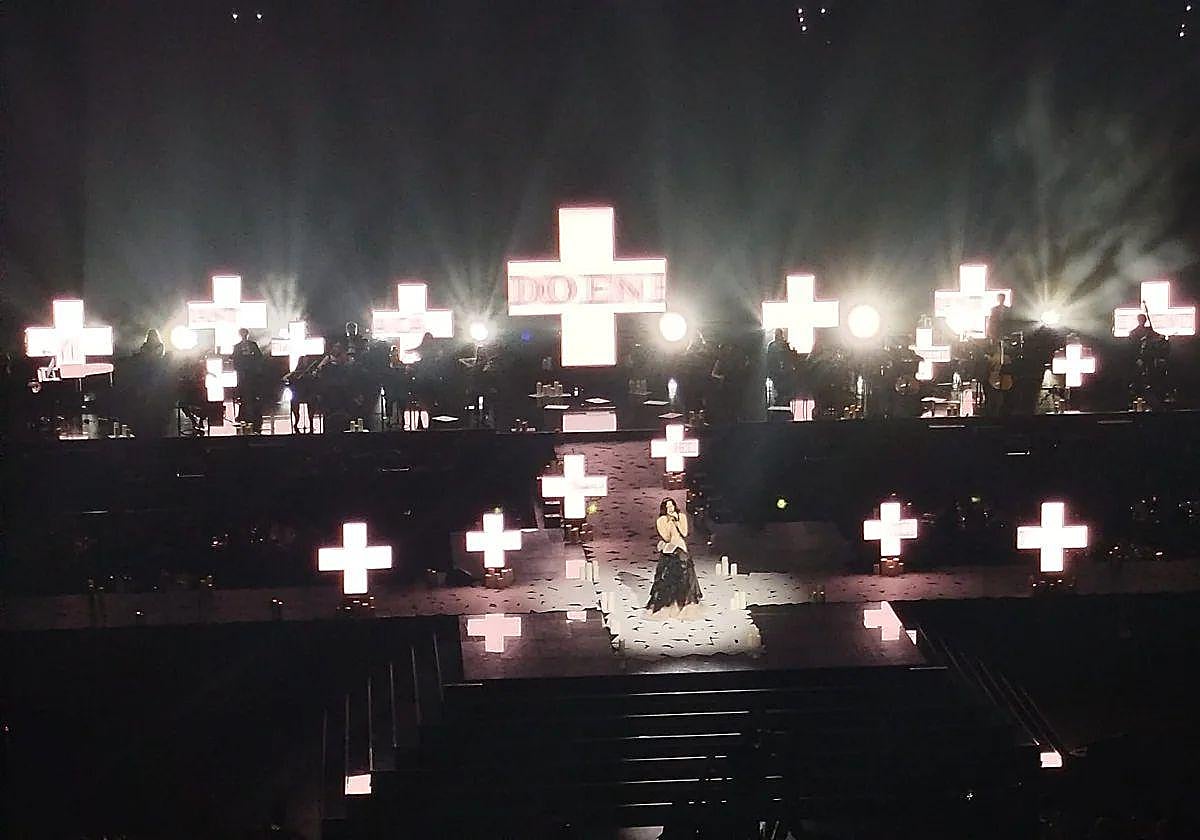 Rosalía, durante su actuación de este viernes al Roig Arena.