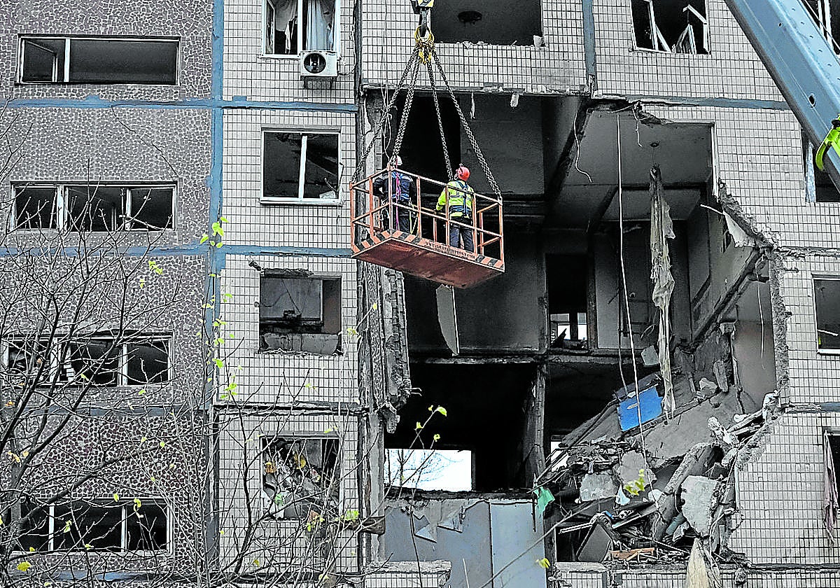 Enorme boquete provocado por un proyectil ruso en un edificio de Dnipró.