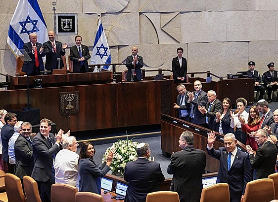Benjamín Netanyahu saluda en el Parlamento frente a Donald Trump.
