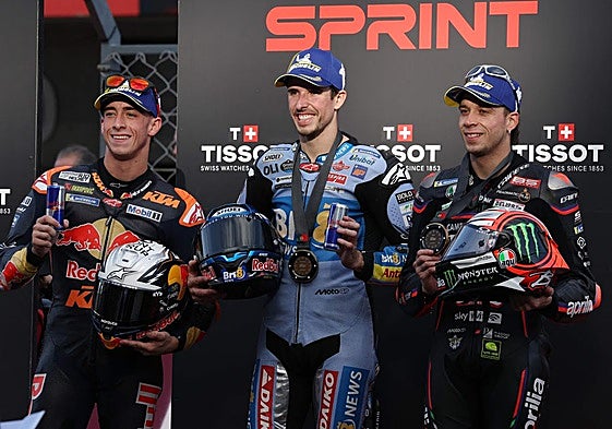 Álex Márquez, escoltado por Pedro Acosta y Bezzecchi tras su triunfo en el sprint del GP de Portugal.