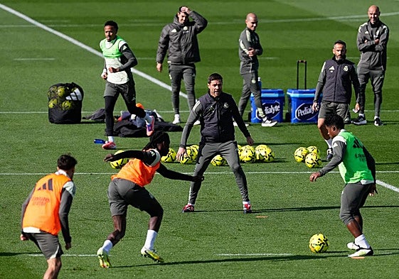 Xabi Alonso exige intensidad a sus jugadores en el entrenamiento de este sábado.