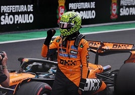 Lando Norris celebra su triunfo en el sprint del GP de Brasil.