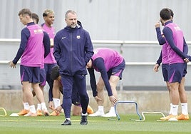 Hansi Flick, durante el entrenamiento del Barça este sábado.