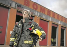 María Luisa Cabañero Sánchez de León, en el Parque de Bomberos de Puertollano (Ciudad Real), donde ha prestado servicio durante casi cuatro décadas.
