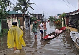Evacuación de personas y animales de granja en Catanduanes.
