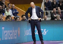 Joan Peñarroya, cabizbajo en su último partido al frente del Barça.