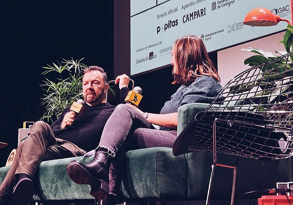 Alan Ball con la crítica Violeta Kovacsics, en el festival Serielizados Fest.