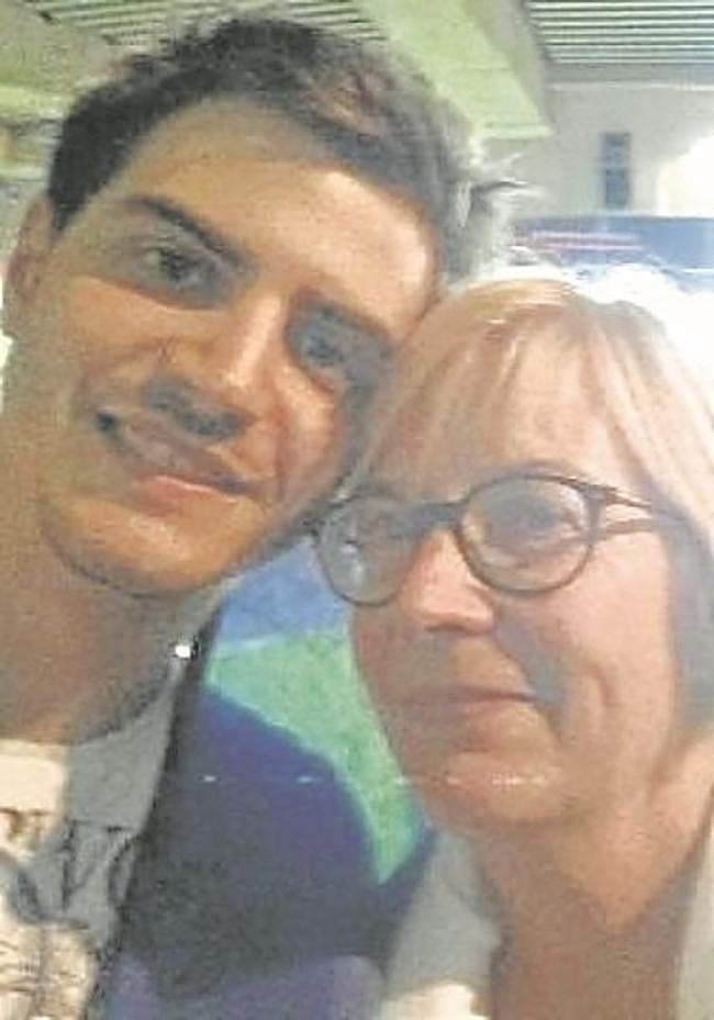 Dominique Kielemoës y su hijo Víctor, que cenaba en la terraza de Belle Equipe cuando se produjo el ataque.