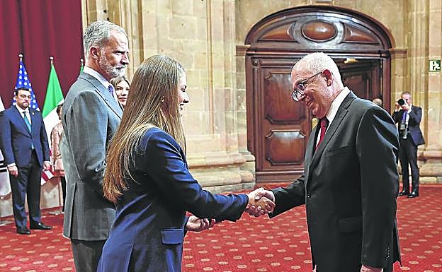 Leonor y el director del Museo de Antropología de México, en los Premios Princesa de Asturias de 2025.