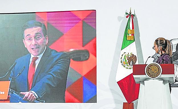 La presidenta de México, Claudia Sheinbaum, escucha al ministro de Exteriores José Manuel Albares.