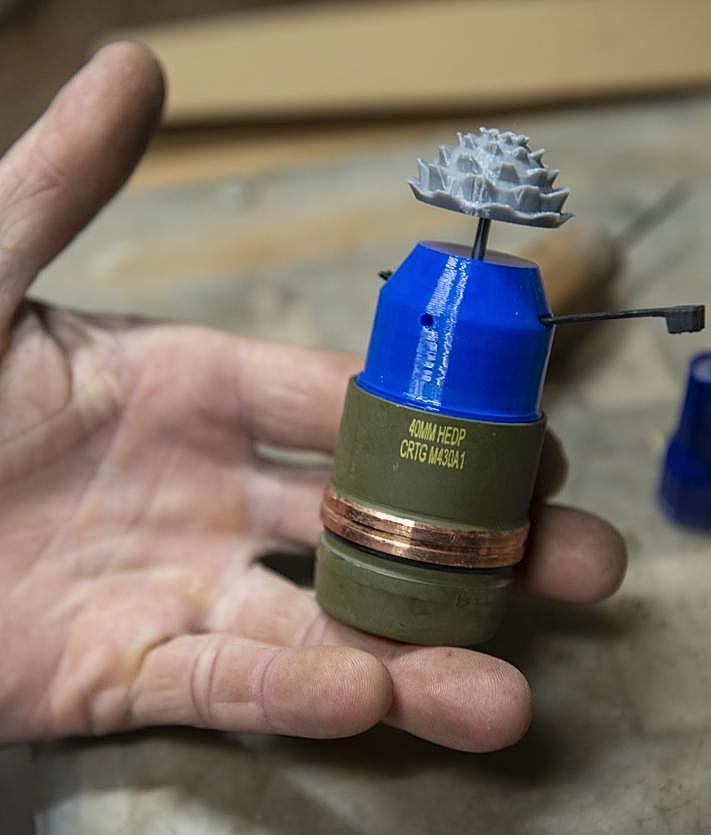 Imagen secundaria 2 - Soldados ucranianos preparan drones para la guerra.