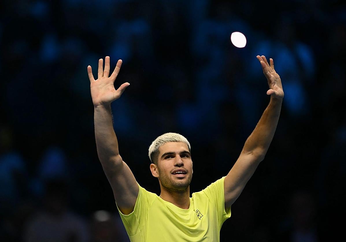 Carlos Alcaraz celebra su victoria ante Alex De Miñaur.