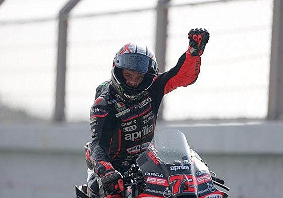 Marco Bezzecchi celebra su victoria en el GP de Portugal.