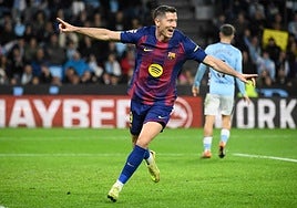Robert Lewandowski celebra el segundo de sus goles al Celta.