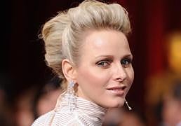 La extrañas (y algunas peligrosas) amistades de Charlène de Mónaco: una pitonisa, un billonario ruso, el hijo de un Beatle...