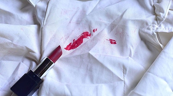 Elimina manchas, evita que la ropa se te pegue... hasta enhebra agujas. Estos son los superpoderes de la laca que no te esperas